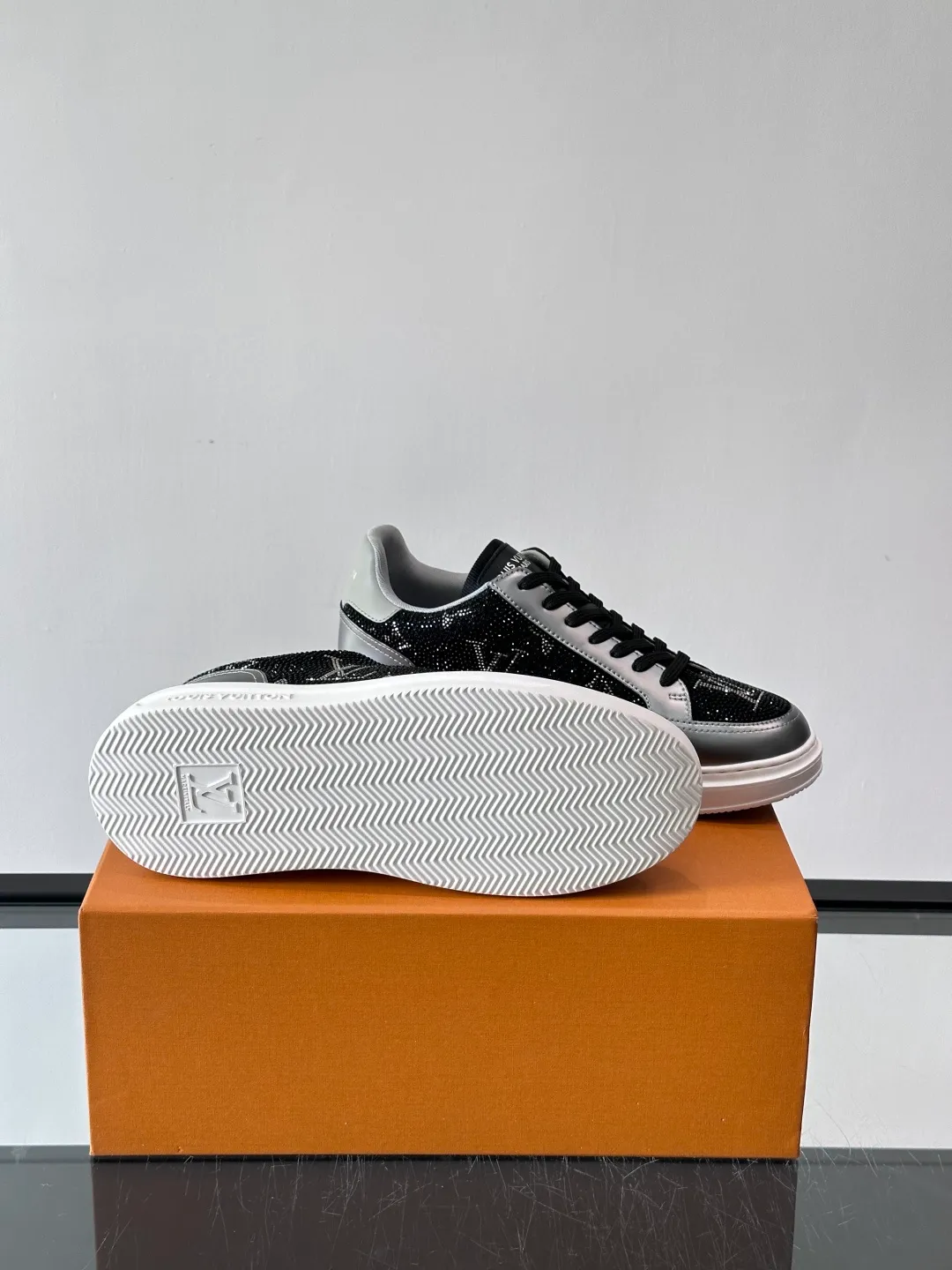 Men's shoes 💰p400 "＊OUIS ＊UITTO＊" 2025 new sports shoes, classic Monogram presbyopia + full diamond upper, full of luxury! The upper is made of high-quality leather and the sole is rubber, which is comfortable and wear-resistant👟. LV logo on the side of the shoe + brand logo on the sole, the details are super exquisite. The low-top design is suitable for daily leisure or light sports. It looks great with jeans and sportswear. The silver cyberpunk style is very popular in the fashion circle and is a must-have for young people! 💫 size：38-44